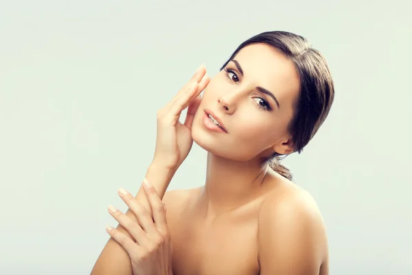 Mujer tocando la piel o aplicando crema — Foto de Stock