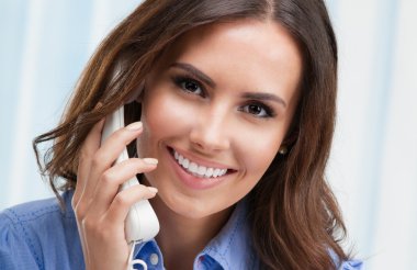 iş kadını veya müşteri destek telefon kadın görevli, ofis