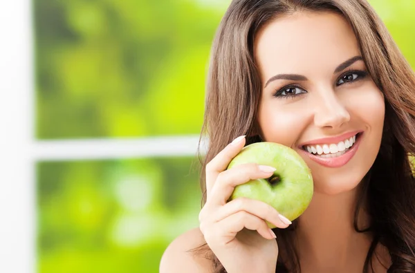 Joven mujer encantadora con manzana verde, al aire libre — Foto de Stock