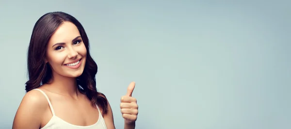 Portrét šťastná bruneta žena ukazuje palcem nahoru gesto, s — Stock fotografie