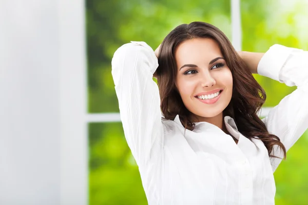 Giovane felice sorridente attraente donna d'affari bruna — Foto Stock