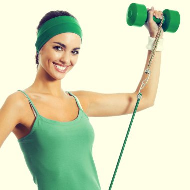 Genç kadın dumbbell ve büyüme ile egzersiz