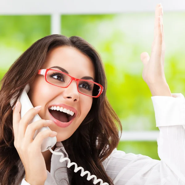 Gelukkig gebaren brunette zakenvrouw of ondersteuning telefoon werknemer — Stockfoto