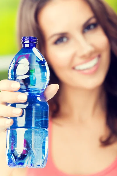 Mladá žena s lahví vody, venkovní — Stock fotografie