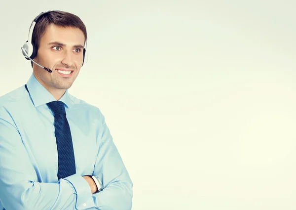 Telefonist im Headset, auf grau — Stockfoto