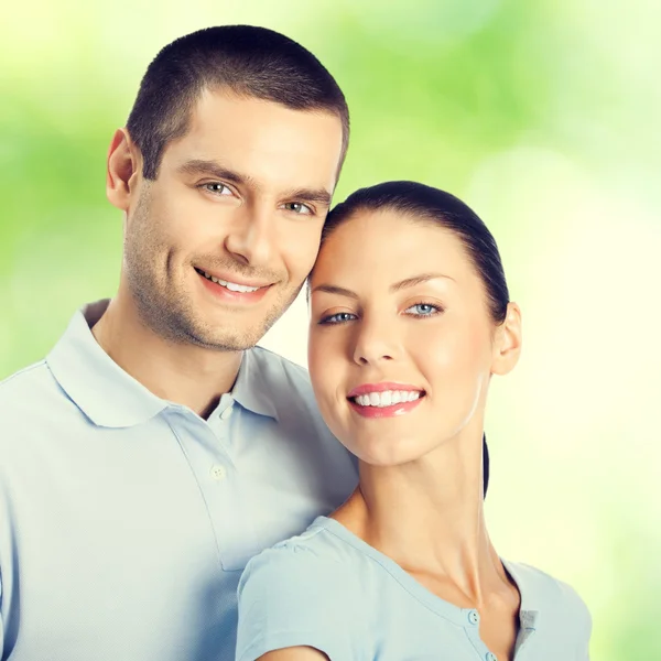 Feliz sonrisa amorosa encantadora pareja, al aire libre — Foto de Stock