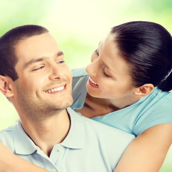 Joven sonriente amoroso abrazando encantadora pareja, al aire libre —  Fotos de Stock