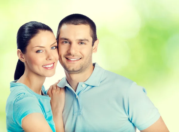 Jovem feliz sorrindo amoroso lindo casal, ao ar livre — Fotografia de Stock