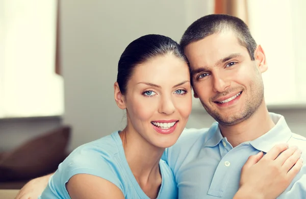 Jovem feliz sorrindo lindo casal — Fotografia de Stock