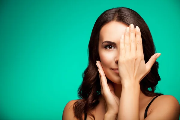 Frau, mit Auge, mit der Hand geschlossen, bedeckt einen Teil ihres Gesichts, — Stockfoto