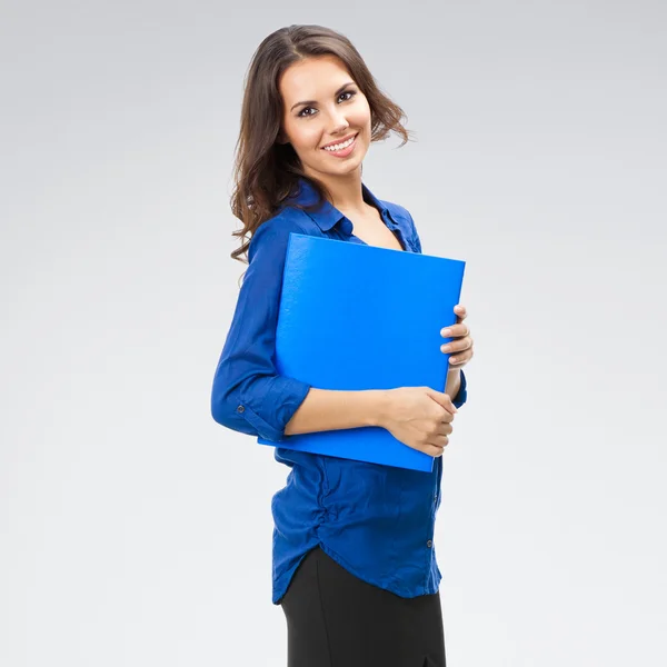 Felice donna d'affari sorridente con cartella blu con copyspace, su — Foto Stock
