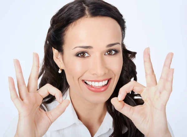 Empresária mostrando gesto ok — Fotografia de Stock