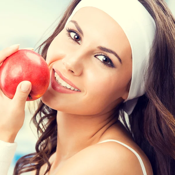 Femme avec pomme, à la salle de fitness — Photo