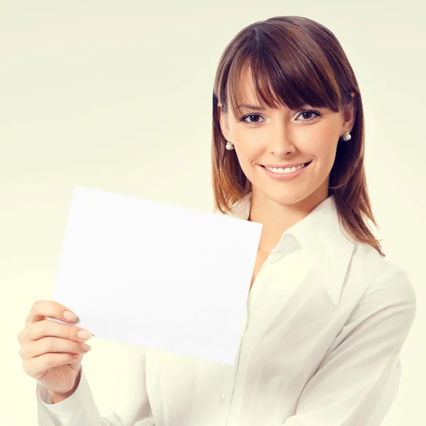 Empresaria mostrando letrero en blanco con espacio de copia — Foto de Stock