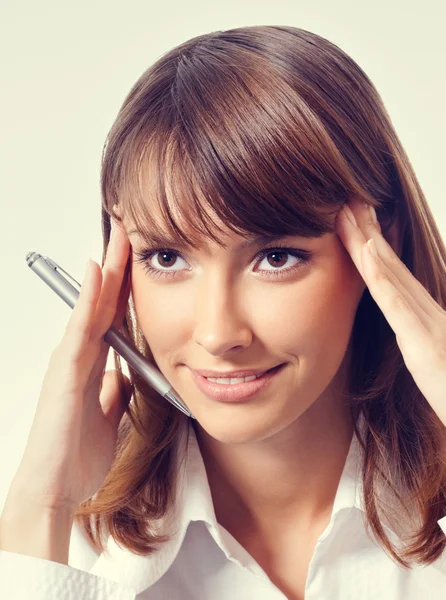 Pensando ou planejando mulher de negócios com caneta — Fotografia de Stock