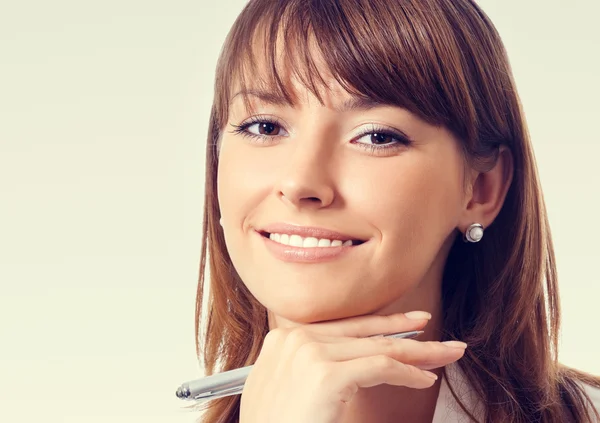 Feliz mujer de negocios sonriente con pluma — Foto de Stock