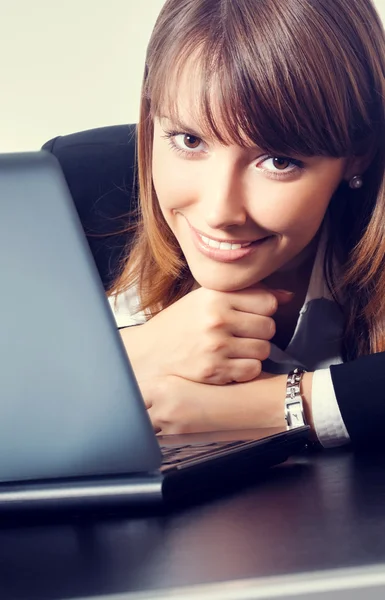 Jovem empresária alegre com laptop — Fotografia de Stock