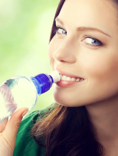 Morena mujer agua potable, al aire libre — Foto de Stock