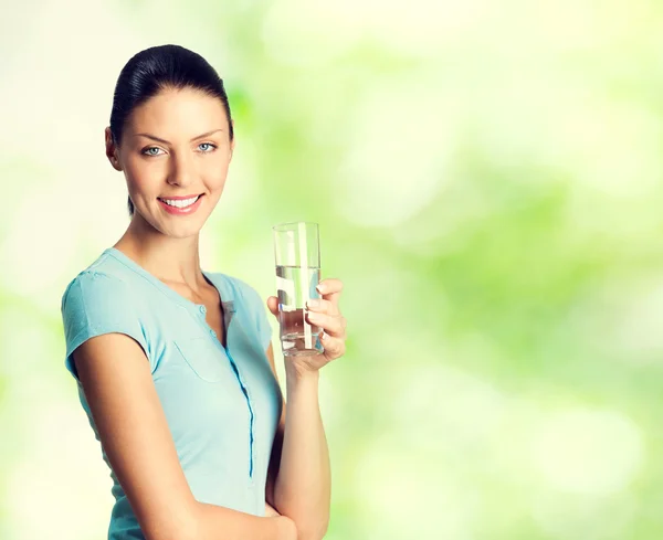 Sonriente encantadora mujer con vaso de agua, al aire libre —  Fotos de Stock