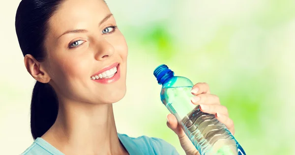 Encantadora mujer con botella de agua — Foto de Stock