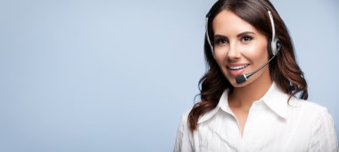 gülümseyen müşteri destek kadın telefonu operatörü kulaklık