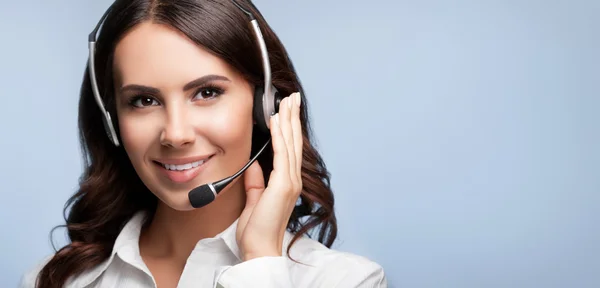 Retrato de sonriente soporte operador de telefonía femenina en auriculares — Foto de Stock