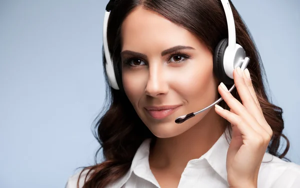 Retrato de apoio ao cliente mulher telefonista, em cinza — Fotografia de Stock