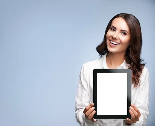 Empresaria mostrando tableta en blanco PC, con espacio de copia —  Fotos de Stock