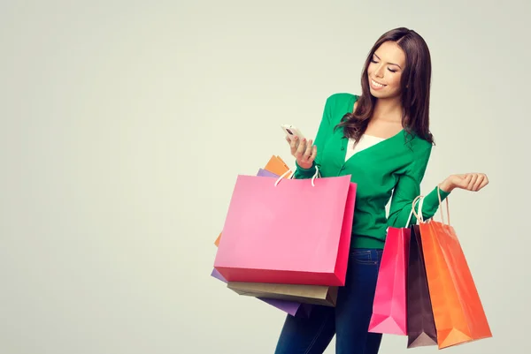 Jovem mulher feliz com sacos de compras — Fotografia de Stock