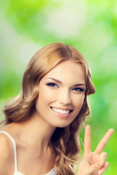 Junge hübsche Frau, die zwei Finger oder Siegesgeste zeigt — Stockfoto