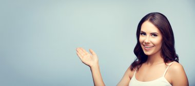 Boşaltmak ya da bir şey gösteren kadın