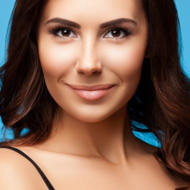 güzel genç gülümseyen kadın, mavi closeup portresi