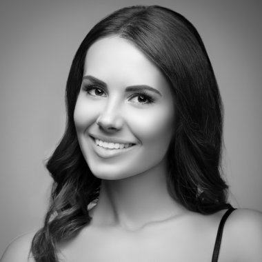 güzel genç gülümseyen esmer kadın, tek renkli closeup