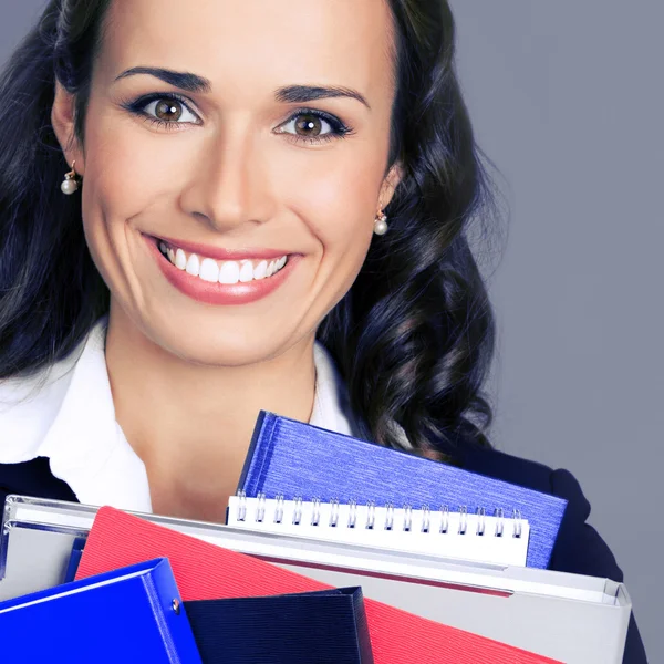 Zufriedene Geschäftsfrau mit Bürobedarf — Stockfoto