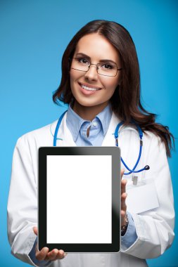 Boş gösterilen doktor tablet pc mavi boşaltmak için