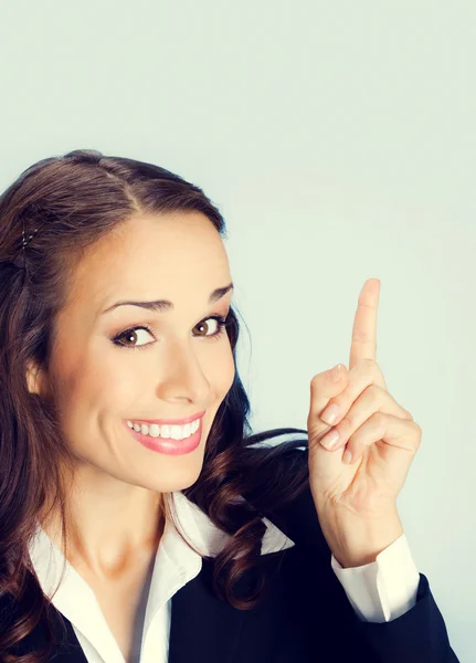 Geschäftsfrau zeigt weiße Fläche für Schilder oder Copyspase — Stockfoto