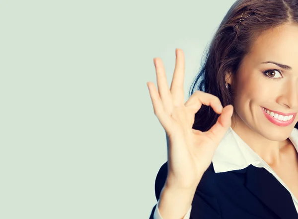 Empresária feliz com gesto ok — Fotografia de Stock