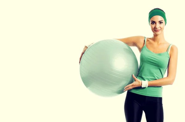 Mujer sonriente alegre con fitball, con copyspace —  Fotos de Stock