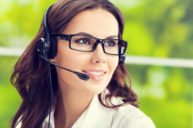 neşeli genç esmer iş kadınları, destek telefon kadın oper