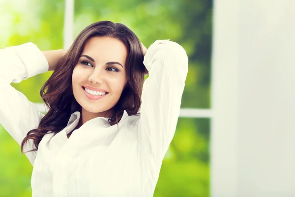 Jonge gelukkig lachend aantrekkelijke brunette zakenvrouw — Stockfoto