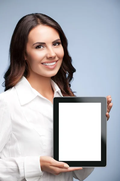 Бізнес-леді, що показує порожній планшетний ПК, на сірому — стокове фото