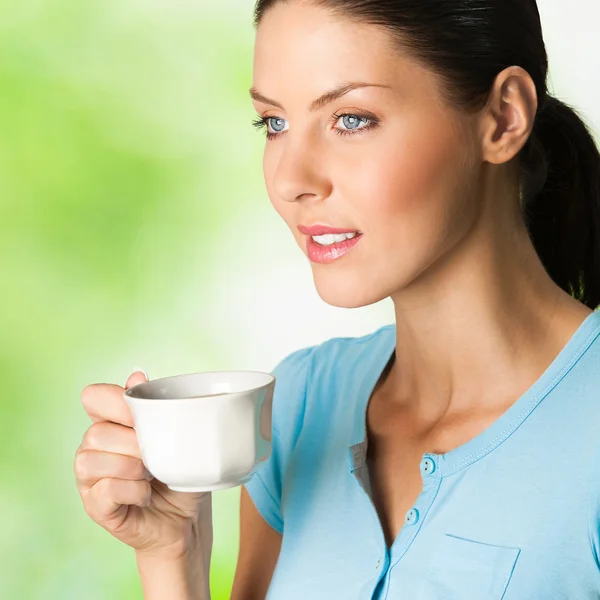 Jonge gelukkig lachende vrouw drinken koffie, buitenshuis — Stockfoto