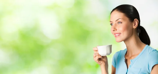 屋外コーヒーを飲みながら若い幸せな笑顔の女性 — ストック写真