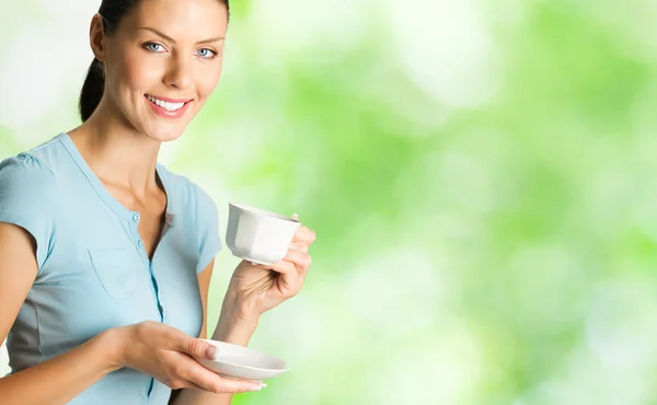 Giovane donna felice bere caffè, all'aperto — Foto Stock