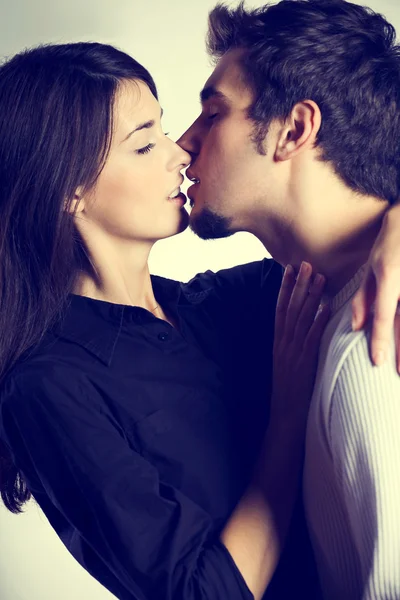 Jovem casal atraente beijando — Fotografia de Stock