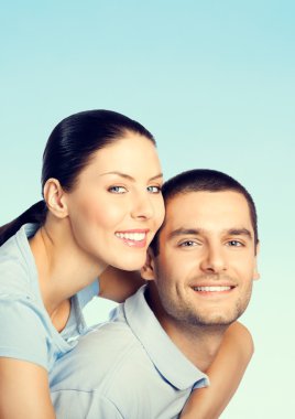 Neşeli genç çift, üzerinde mavi 