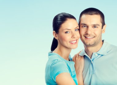 Mavi aşk çekici çift gülümseyen genç