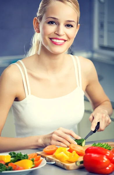 Mujer haciendo ensalada en la cocina doméstica —  Fotos de Stock