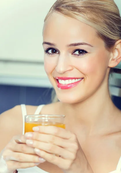 Retrato de mujer con jugo de naranja, en el interior —  Fotos de Stock