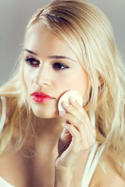 Mujer aplicando crema en casa — Foto de Stock